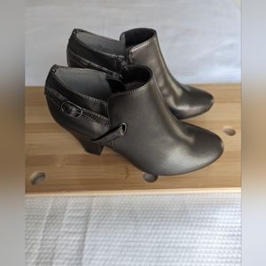 EASY STREET Womens Metallic Copper Cushioned Buckle Accent Freda Heeled Booties.